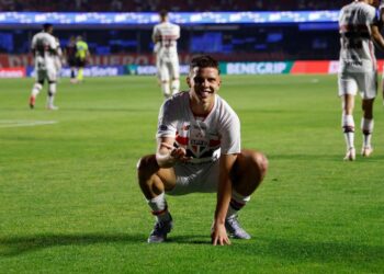 Gustavo Santana comemorando seu primeiro gol pelo São Paulo
