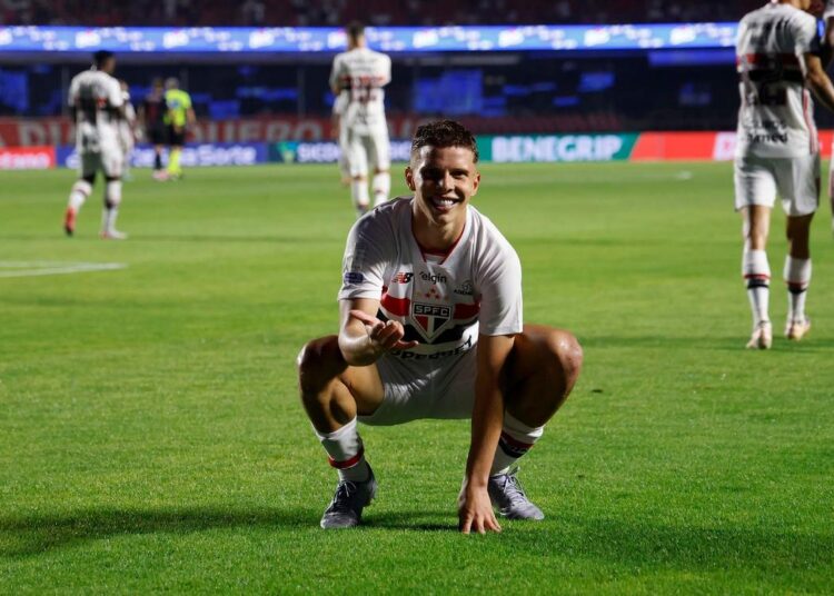 Jogadores do São Paulo comemoram vitória sobre o Bragantino
