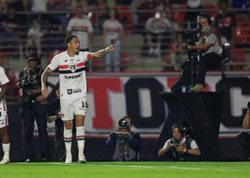 Luciano em ação pelo São Paulo