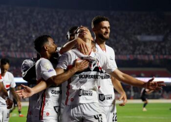 São Paulo enfrenta Bragantino no Morumbi