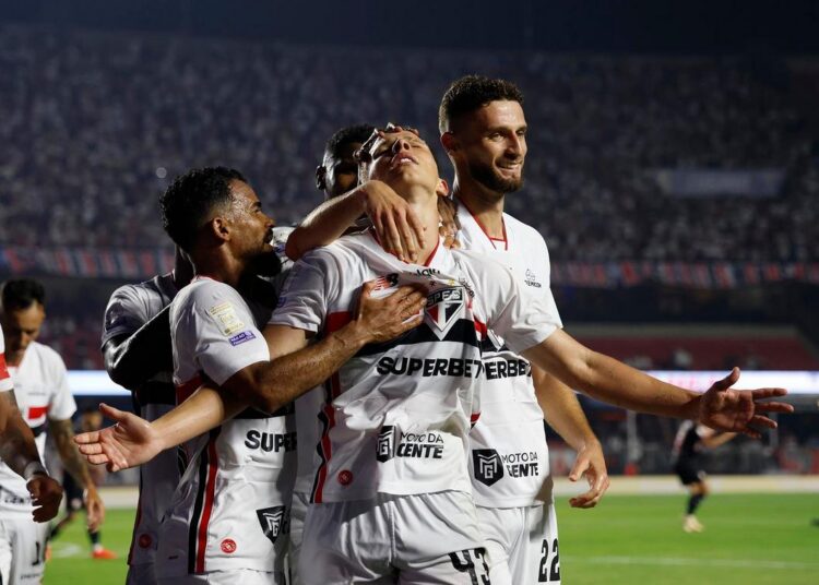 São Paulo enfrenta Bragantino no Morumbi