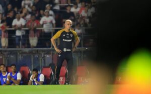 Dorival exalta na base e critica arbitragem após vitória