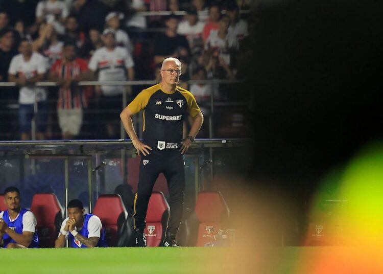 Dorival Júnior em coletiva de imprensa