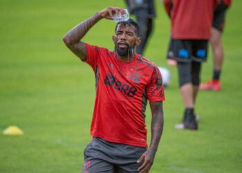 Jogador Rodinei em ação