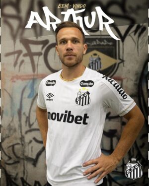 Santos formaliza a chegada do volante Arthur Melo