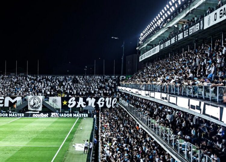 Torcida do Santos animada na Vila Belmiro