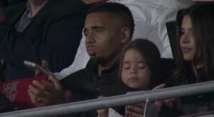 Gabriel Jesus começa exames médicos e assiste Raphinha brilhar