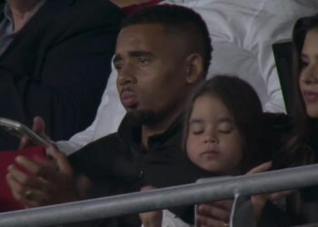 Gabriel Jesus durante exames médicos no Barcelona