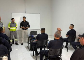 Secretário Anderson Martins durante treinamento para agentes de trânsito em Laranjal Paulista
