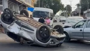 Veículo capota após colisão no Jardim Rosolém, em Hortolândia