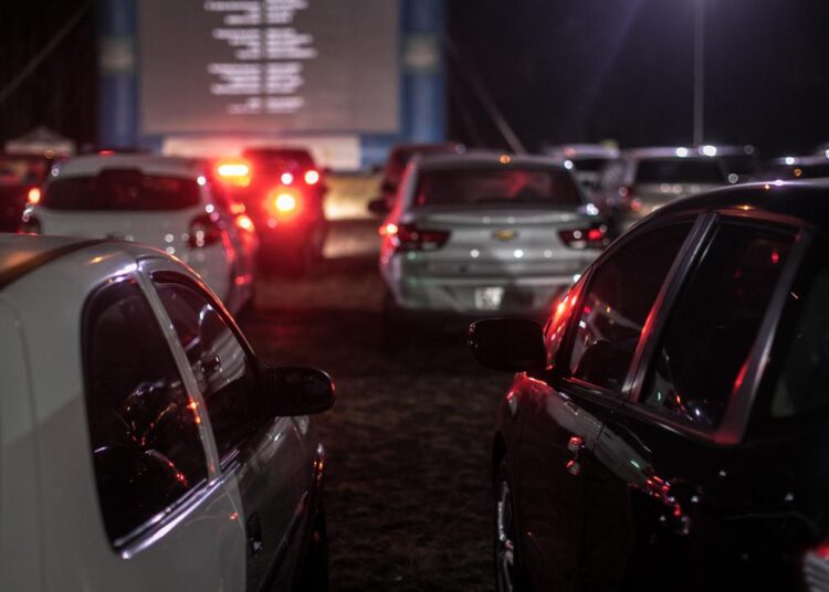 Ingressos podem ser retirados online e são válidos por veículo|O Cine Autorama é considerado o primeiro cinema drive-in itinerante do Brasil