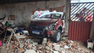 Carro perde controle e bate em muro de residência no Jardim Santana, em Hortolândia