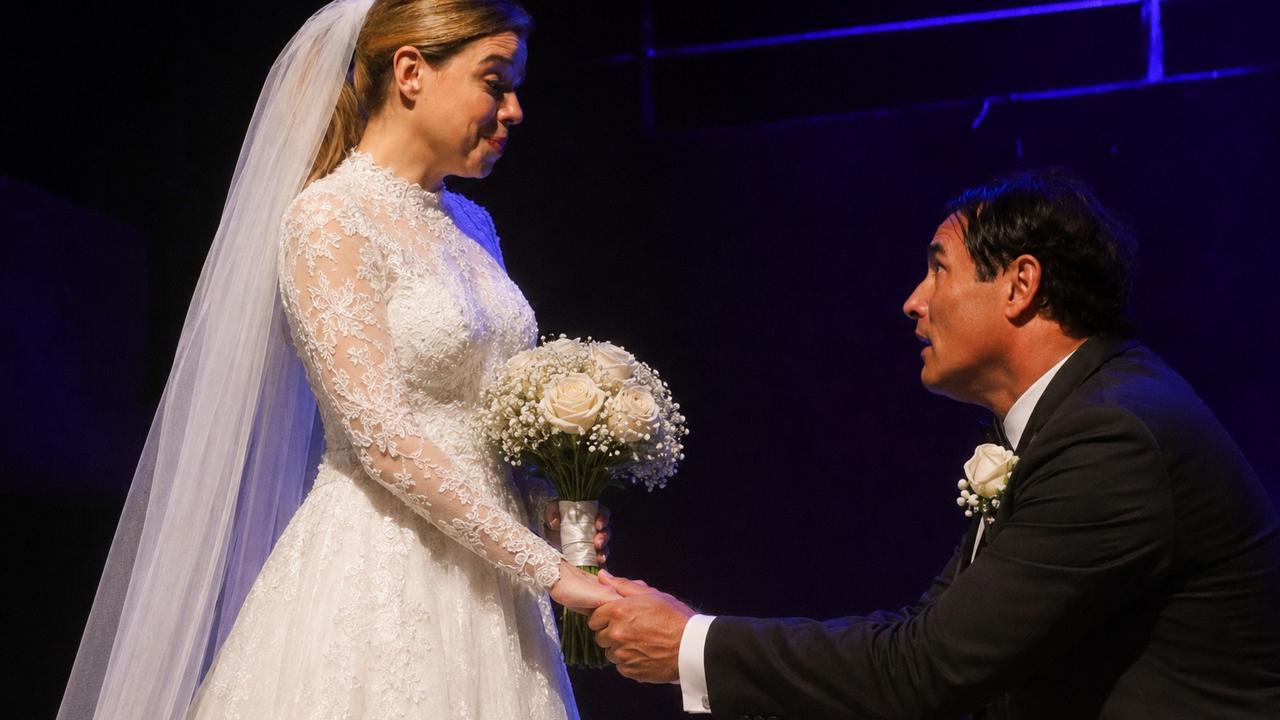 Público vota em terminais digitais para definir destino do casal Léo e Carol na peça