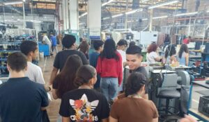 Alunos de curso técnico de Hortolândia visitam indústria para conhecer rotina da profissão
