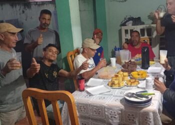 Trabalhadores da Higiplan tomam café da manhã na casa alugada pela empresa