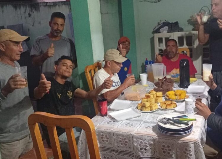 Trabalhadores da Higiplan tomam café da manhã na casa alugada pela empresa