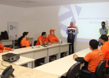 Condução segura de viaturas com técnicas de direção defensiva e pilotagem tática