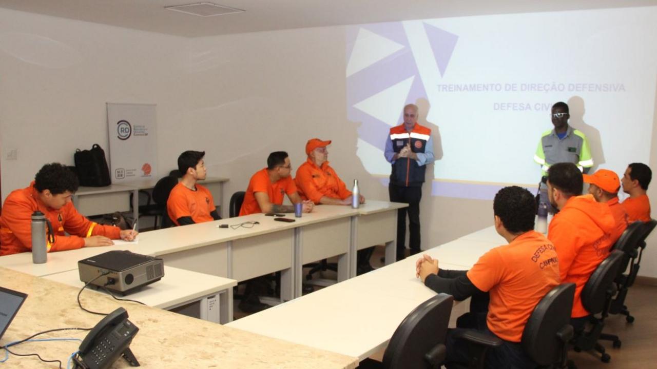 Condução segura de viaturas com técnicas de direção defensiva e pilotagem tática