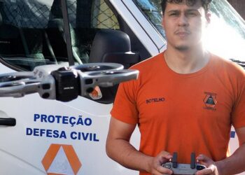 Drone voando em espaços confinados com cão robô realizando inspeção terrestre em área de risco