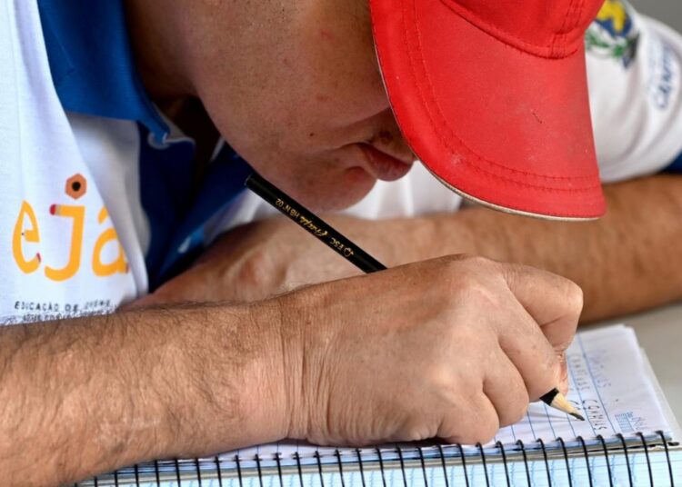 Aluno aproveitando as possibilidades de crescimento com a alfabetização