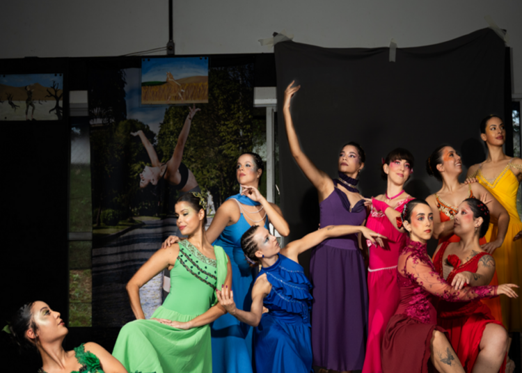 dançarinos em jazz e ballet neoclássico representando emoções e personalidades distintas