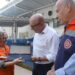 Prefeito Dário Saadi conhecendo equipamento da estação meteorológica na Vila Itapura