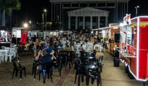 Feira Noturna com entrada gratuita acontece amanhã (12) com artesanato e música em cidade da região