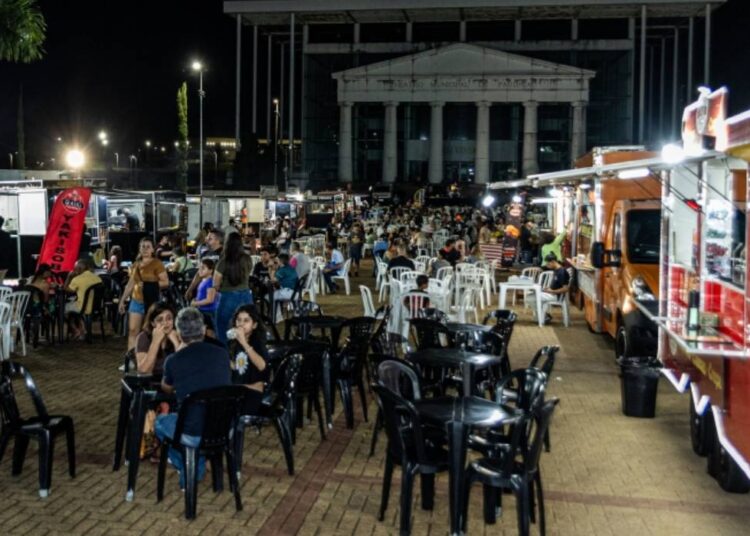 Feira Noturna com entrada gratuita