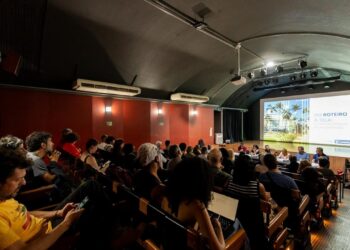 Participantes durante o encontro na Casa do Lago discutindo audiovisual e financiamento