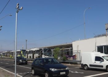 Travessias movimentadas de usuários do transporte público em pontos com fiscalização eletrônica