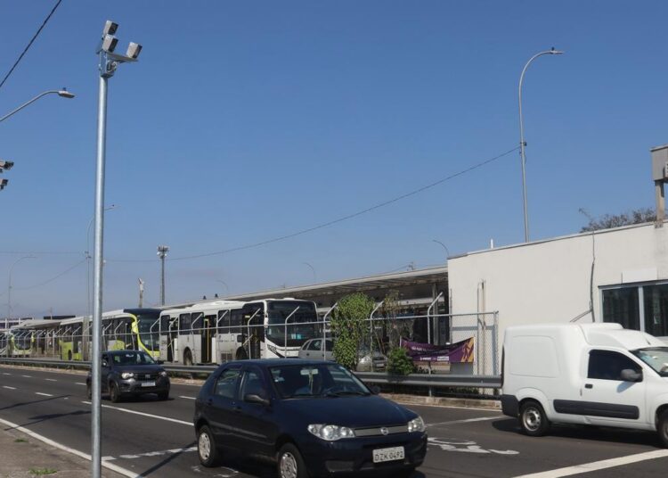 Travessias movimentadas de usuários do transporte público em pontos com fiscalização eletrônica