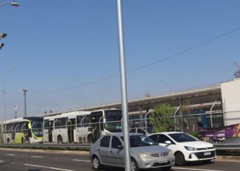 Pontos de fiscalização eletrônica nas avenidas John Boyd Dunlop e Ruy Rodriguez com alertas sobre avanço de semáforo e limite de velocidade de 50 km/h