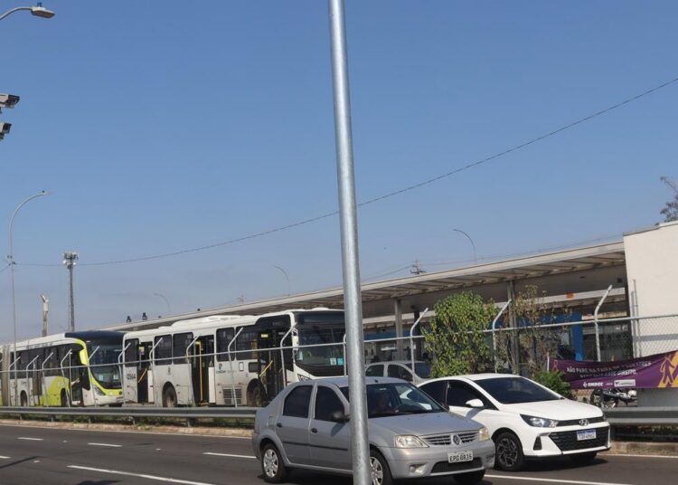Pontos de fiscalização eletrônica nas avenidas John Boyd Dunlop e Ruy Rodriguez com alertas sobre avanço de semáforo e limite de velocidade de 50 km/h