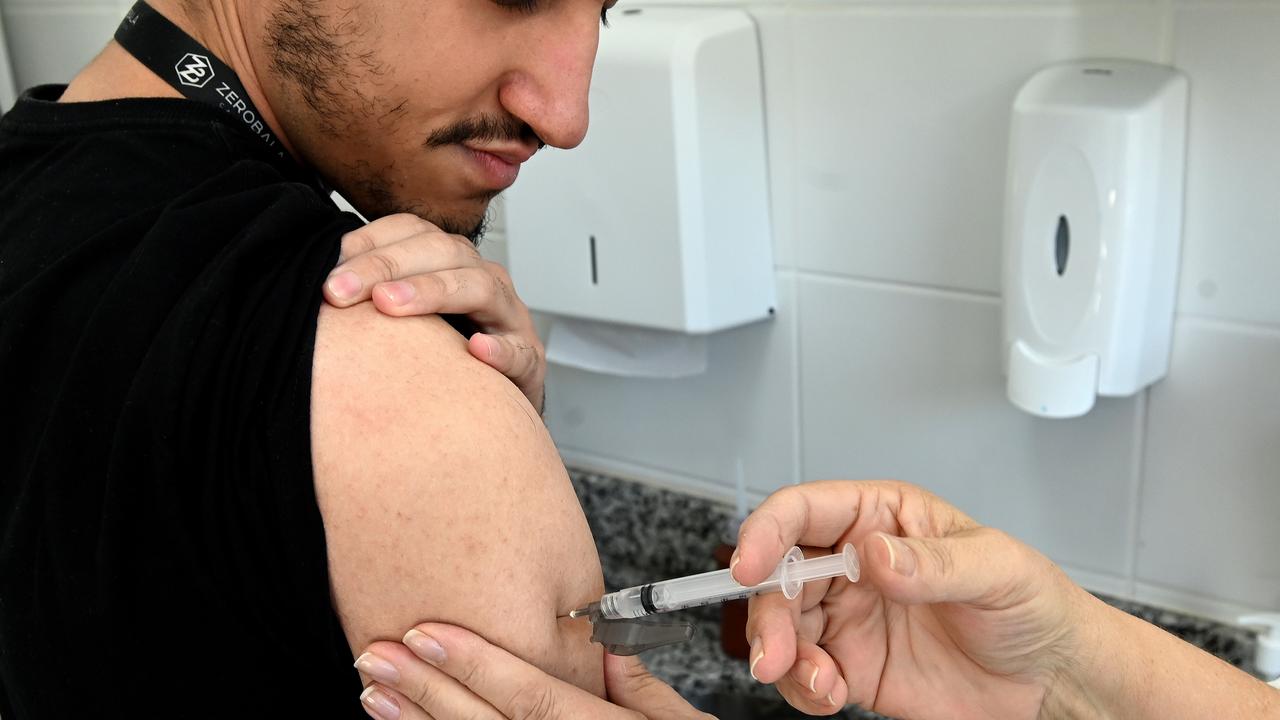 Vacina protege contra gripes A (H1N1, H3N2) e B; disponível para maiores de 6 meses em centros de saúde
