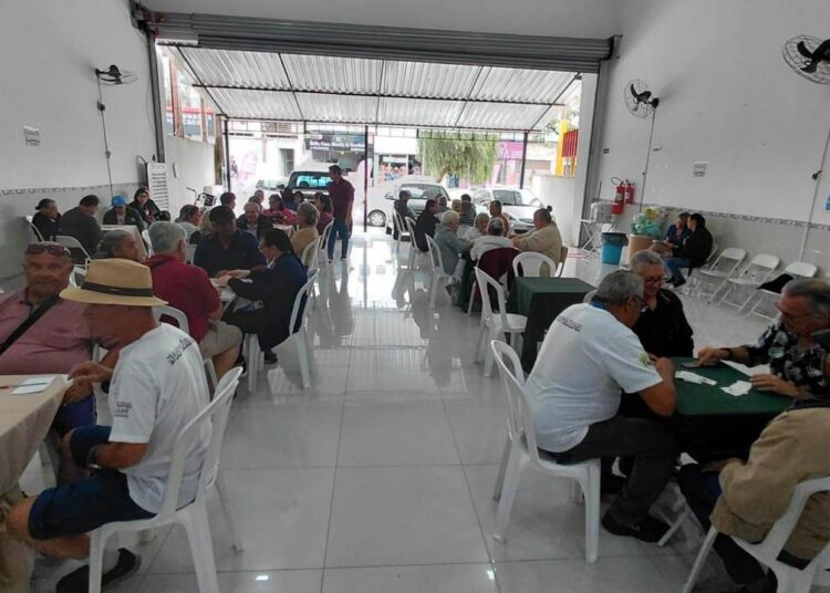 Idosos de Hortolândia participam de torneio de truco e dominó