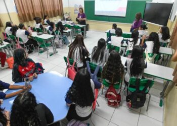 Estudantes reunidos em debate na Emef Padre Melico Cândido Barbosa