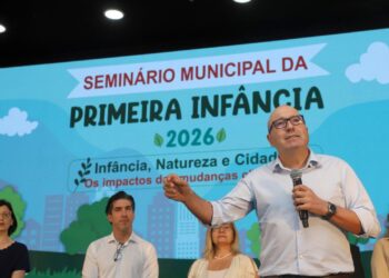 Discurso do prefeito Dário Saadi destacando a importância de discutir mudanças climáticas na primeira infância e participação de especialistas no seminário
