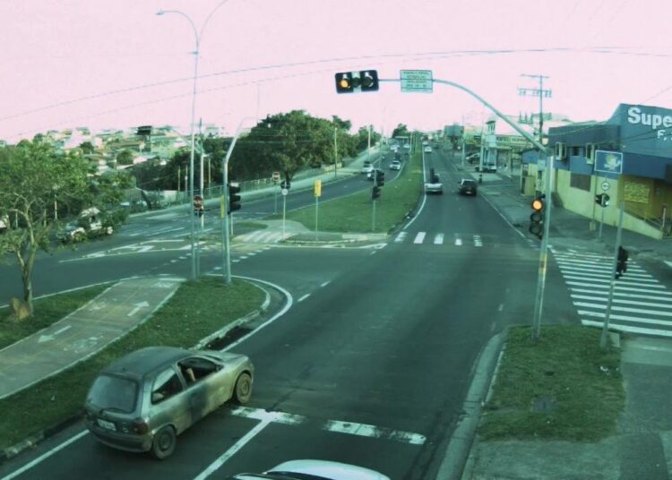 Avanço na faixa de pedestres representa risco para quem atravessa a via