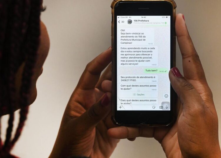 Whatsapp da Central de Atendimento 156 se tornou um dos principais canais de atendimento da Prefeitura