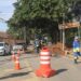 Agentes da Emdec sinalizando e orientando condutores durante interdição