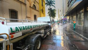 Ruas e praças do Centro de Campinas são lavadas três vezes ao dia