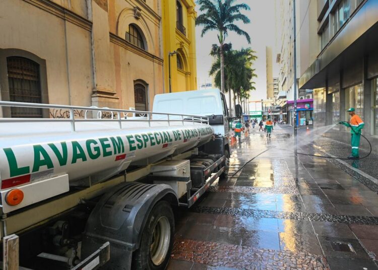 Lavagem diária das principais ruas, avenidas e praças do Centro com água quente e desinfetante