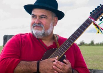 Levi Ramiro tocando viola, cavaquinho e cantando com músicos convidados