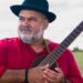 Levi Ramiro tocando viola, cavaquinho e cantando com músicos convidados