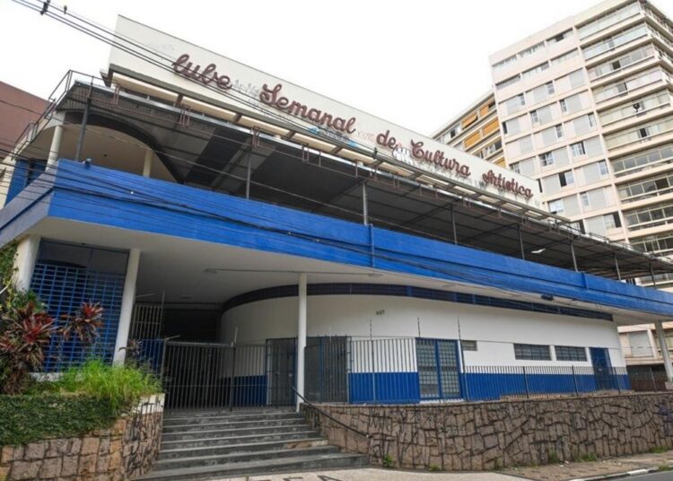 Área de 47 m² para café próxima ao setor administrativo com dois sanitários e espaço para bancada