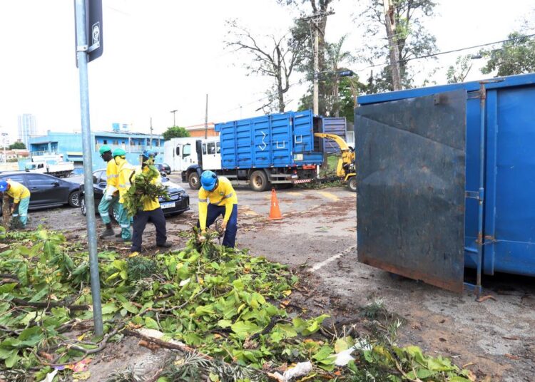 Equipes da Prefeitura mobilizadas em serviço emergencial após temporal