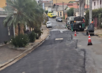 Recomposição de pavimento no Jardim Carlos Lourenço com equipes realizando serviços