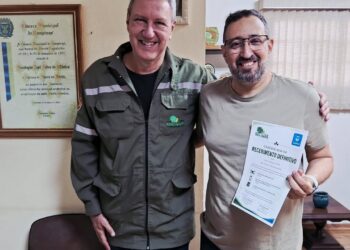 Rogério Menezes e Rodrigo Pires na cerimônia de entrega dos equipamentos e equipe técnica com armadilhas fotográficas para monitoramento da biodiversidade