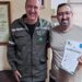 Rogério Menezes e Rodrigo Pires na cerimônia de entrega dos equipamentos e equipe técnica com armadilhas fotográficas para monitoramento da biodiversidade