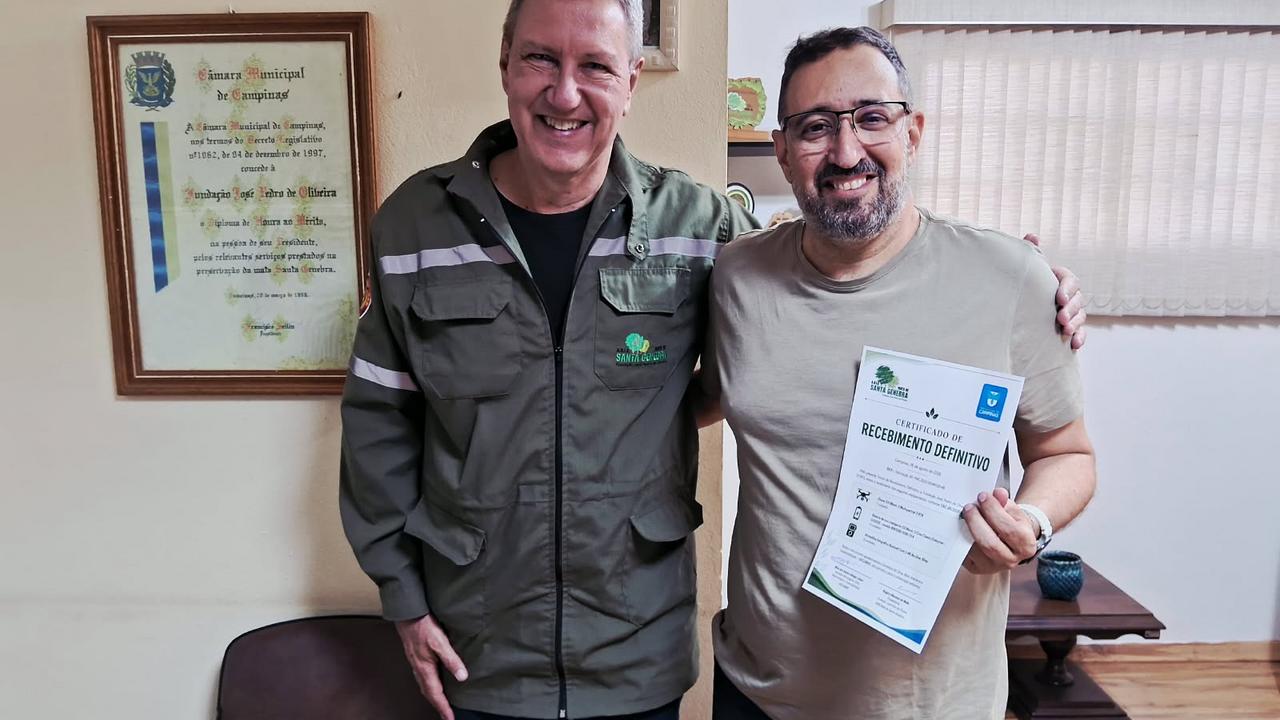 Rogério Menezes e Rodrigo Pires na cerimônia de entrega dos equipamentos e equipe técnica com armadilhas fotográficas para monitoramento da biodiversidade